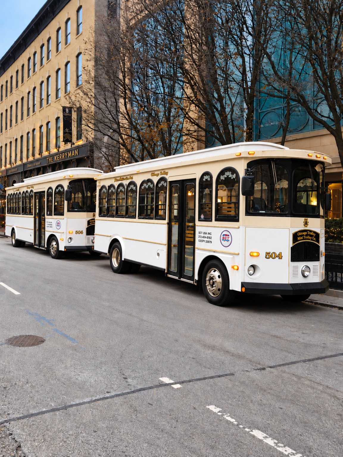 Two white Second City Trolleys on a Chicago street